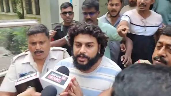 প্রধানমন্ত্রীর ছবিতে আগুন, সেই আগুনে সিগারেট ধরানোর অভিযোগে গ্রেফতার যুবক