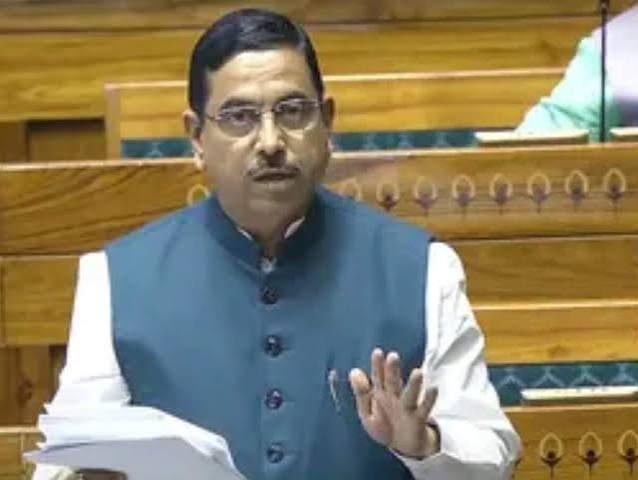 শিক্ষা মন্ত্রকের নতুন দায়িত্বে প্রহ্লাদ জোশী