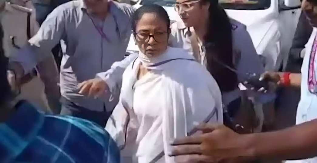 হালিশহরে মমতার গাড়িতে হামলা: জুতো-কাদা-ইট নিক্ষেপ, ‘চোর’ স্লোগান