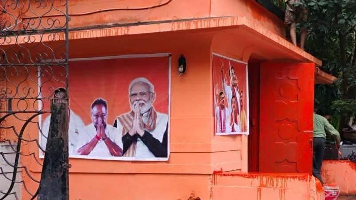 গেরুয়া থেকে সাদা, ফের গেরুয়া: রং-যুদ্ধে জড়াল কলকাতার অ্যাকাডেমি অব ফাইন আর্টস
