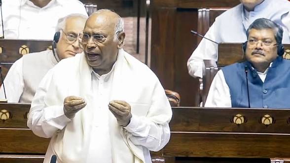 খাড়্গের সভার পর ‘শুদ্ধিকরণ যজ্ঞ’, দলিত-বিদ্বেষের অভিযোগ কংগ্রেসের