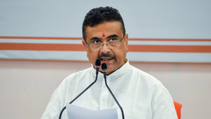 ছাত্রকে তিলক মুছতে বলার অভিযোগ, সাসপেন্ড শিক্ষিকা; এফআইআরের নির্দেশ শুভেন্দুর
