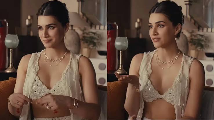 কৃতির ব্লাউজে এত রাগ কেন?