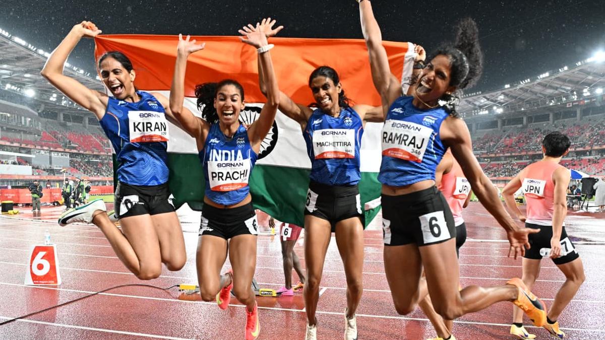 চার নারী, বহু লড়াই, একটি সোনা: এশিয়াডে রিলে মুকুট ফিরিয়ে আনল ভারত