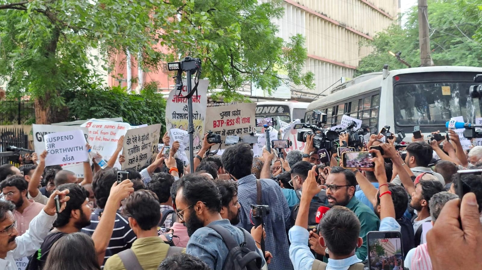 জ্ঞানেশের পদত্যাগ চেয়ে যন্তরমন্তরের পথে ফের বিক্ষোভ, আটক প্রায় ১৫০