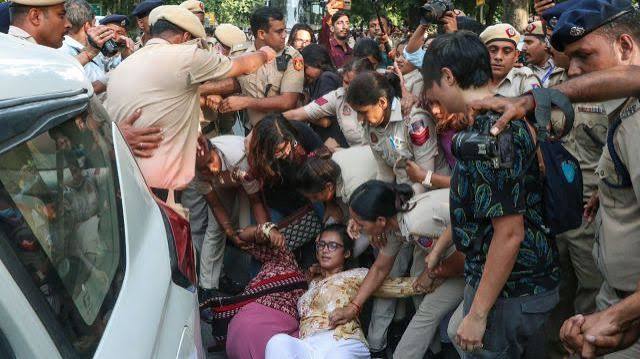 অভিযোগকারী সাংবাদিকসহ ১৭ আটক, দিল্লি পুলিশের বিরুদ্ধে মারধরের অভিযোগ