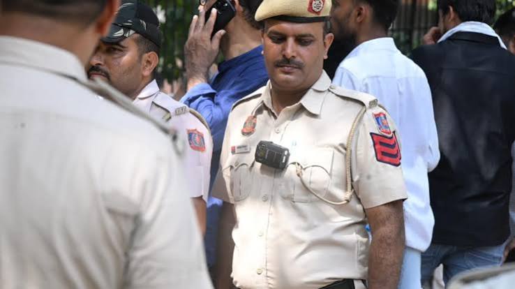 যৌন হেনস্থার অভিযোগের পর বডি ক্যামেরা পরে বিরোধীদের বিক্ষোভে দিল্লি পুলিশ