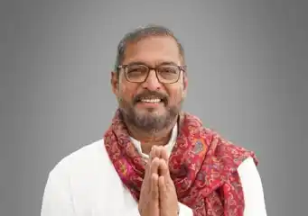 সব দলের সঙ্গে সখ্য, ক্ষমতাবানদেরও প্রশ্ন: মহারাষ্ট্রের জনজীবনে অন্য ভূমিকায় নানা পাটেকর