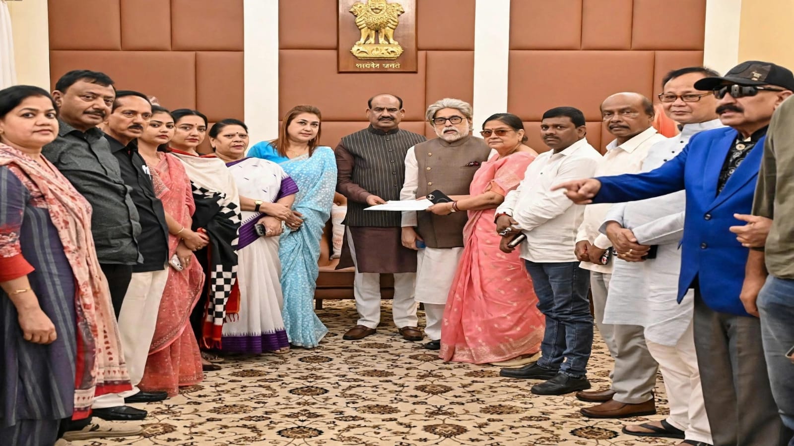 সাংসদপদ খারিজের নোটিস: জবাব দিতে ফের সময় চাইলেন তৃণমূলের ২০ বিদ্রোহী