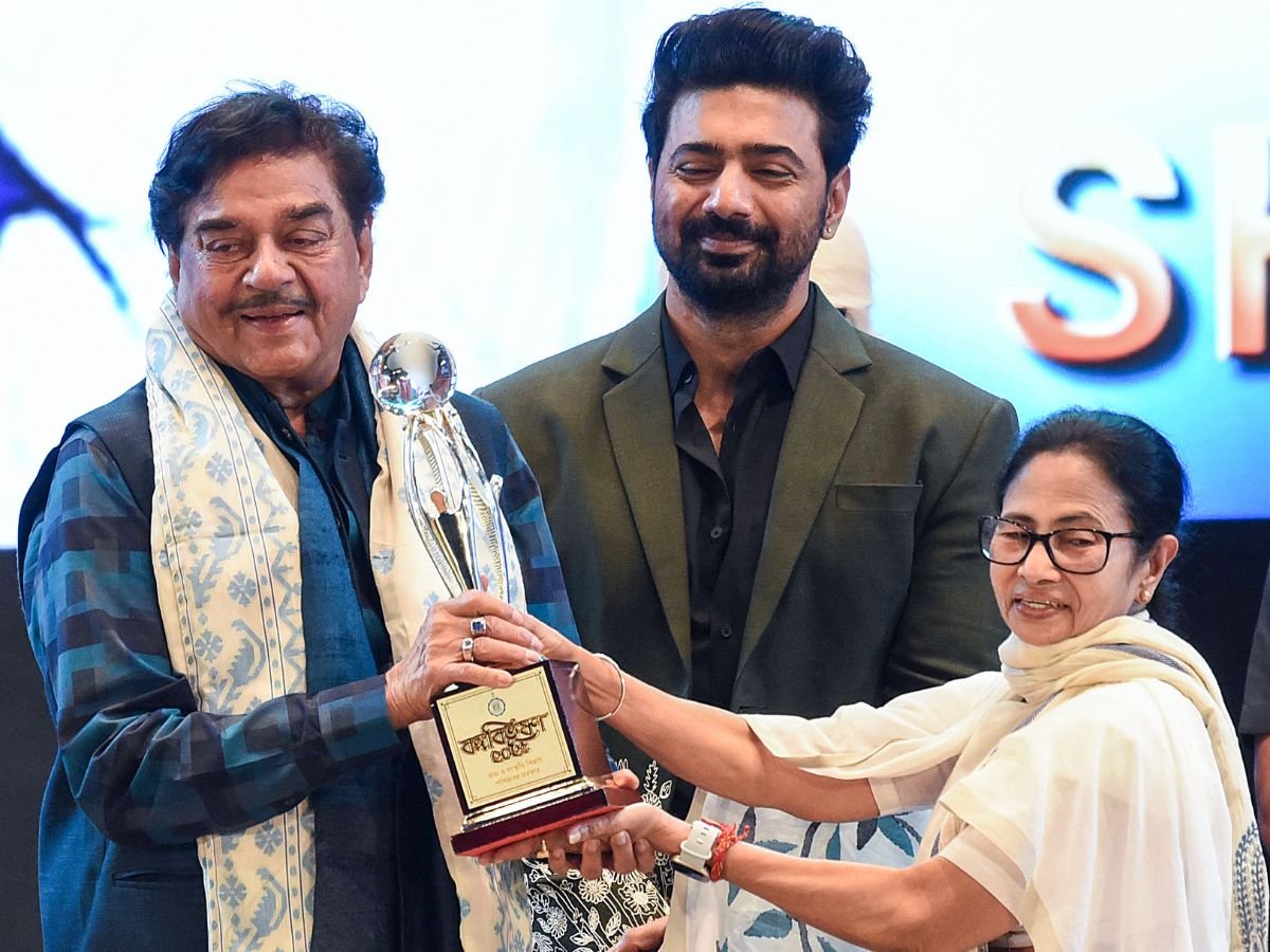 তৃণমূলে বিদ্রোহের আবহে মমতা বন্দ্যোপাধ্যায়ের পাশেই থাকার ঘোষণা শত্রুঘ্ন সিনহার
