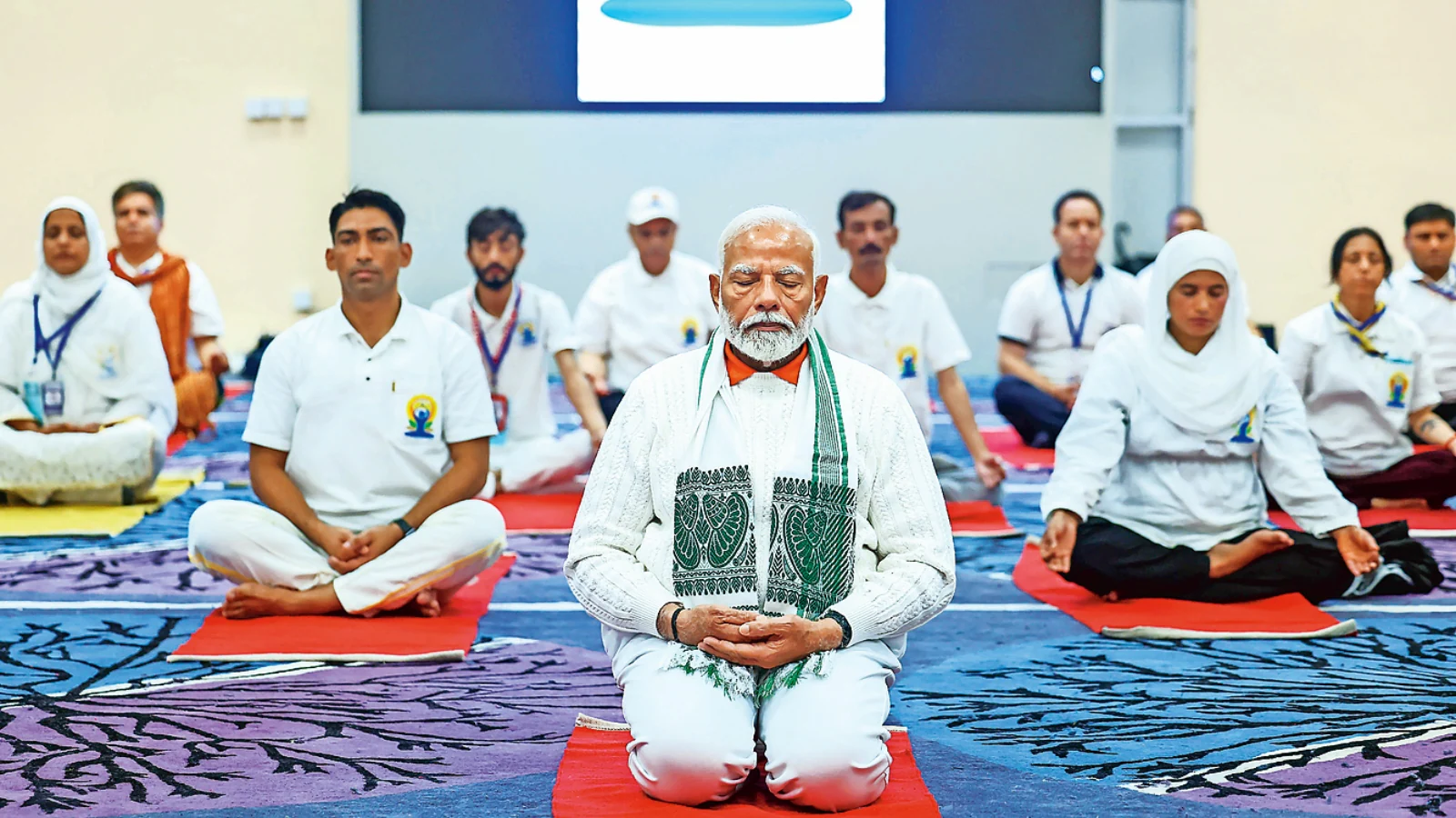 যোগ দিবসে কলকাতার রেড রোডে প্রধানমন্ত্রী