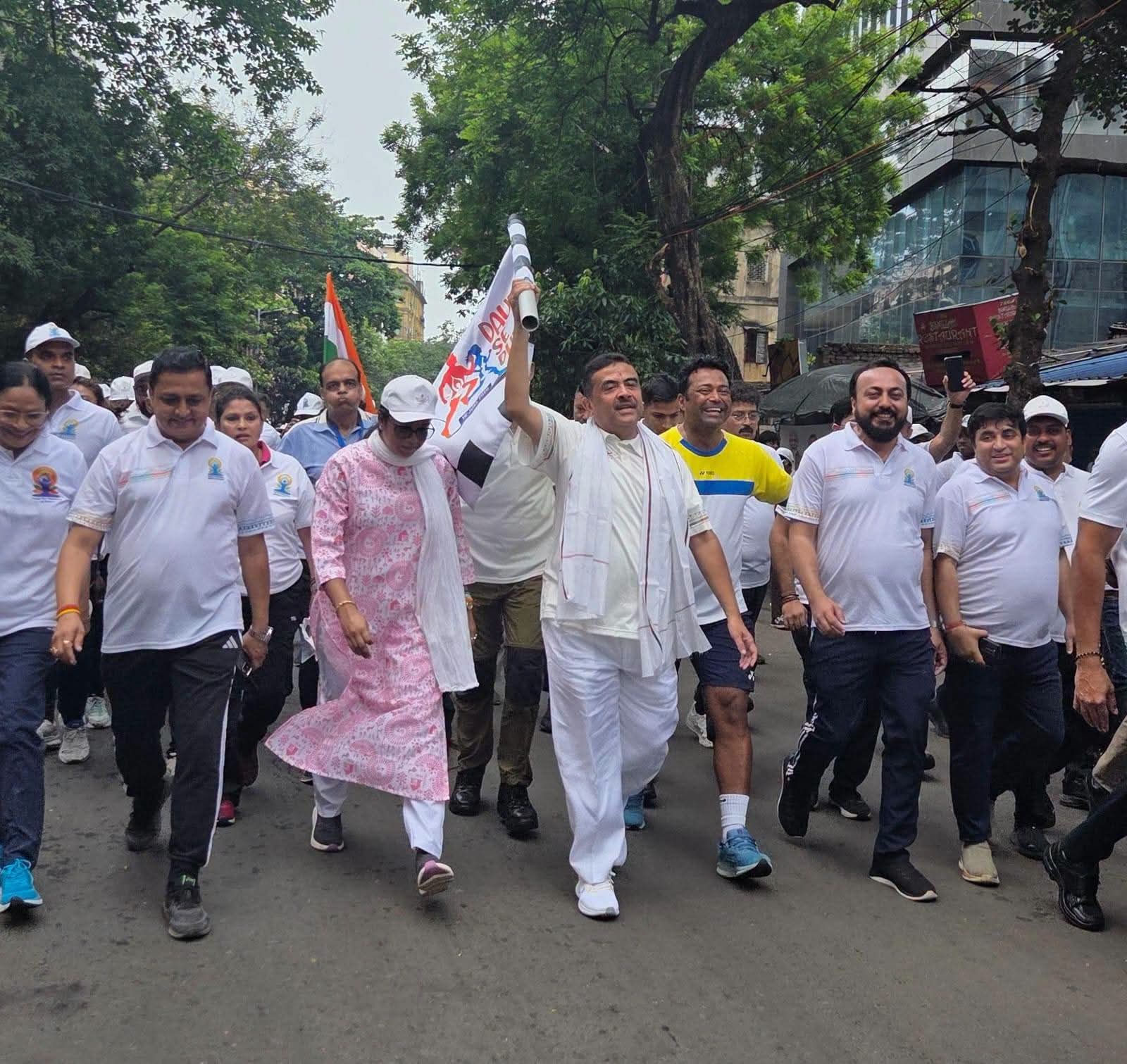 সাত সকালে মন্ত্রীদের ম্যারাথন দৌড়, মহাকরণে যোগাসনে মুখ্যমন্ত্রী