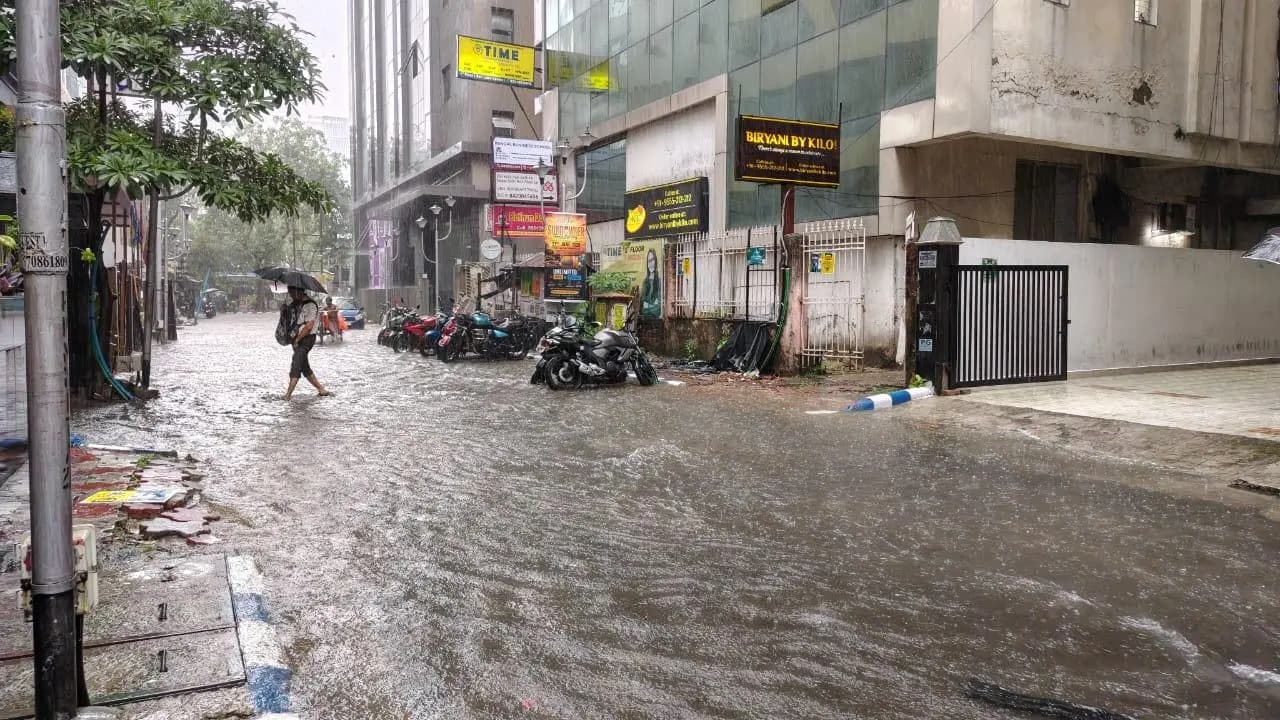 আষাঢ়স্য চতুর্থ দিবসে… সকালেই সাঁঝবেলা
