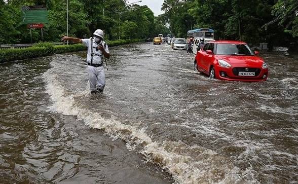 দক্ষিণবঙ্গে প্রবল বর্ষণের জেরে জলমগ্ন কলকাতা, পাহাড়ে ধসের আশঙ্কা; কমলা সতর্কতা জারি