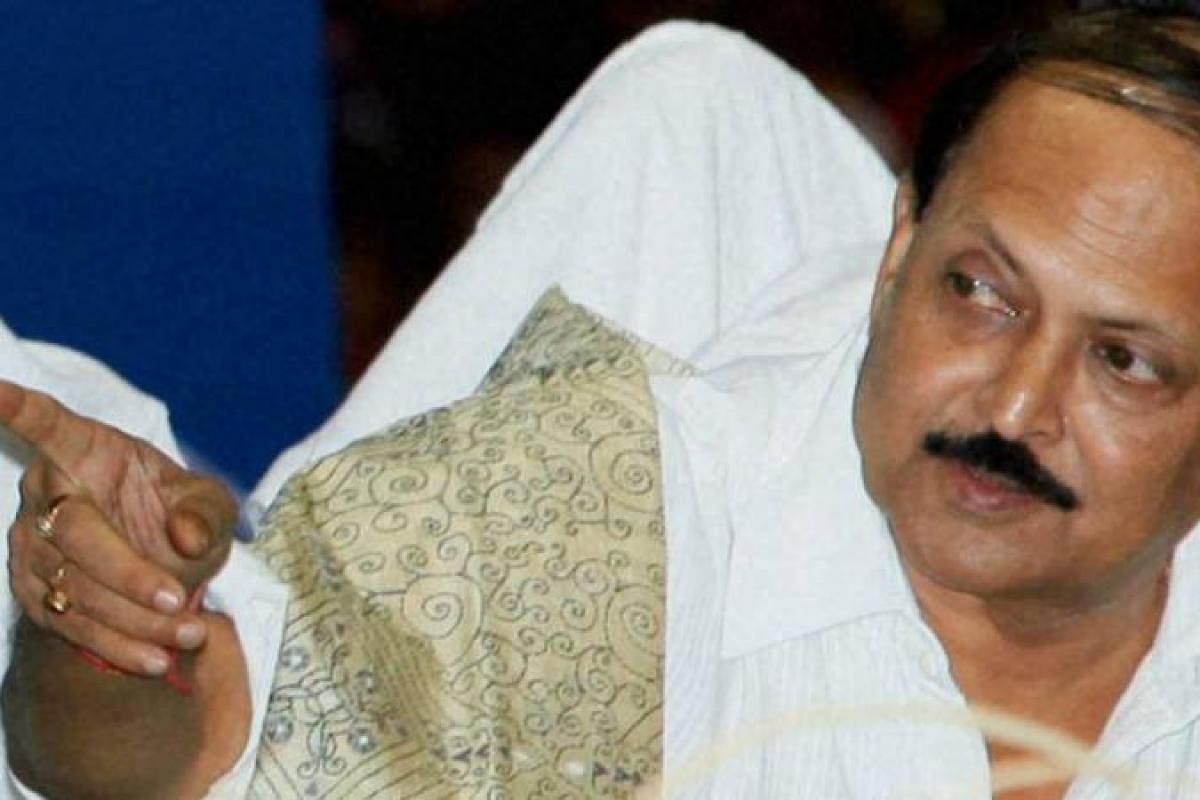 ক্ষুরের দাগ গালে থেকেই যায়