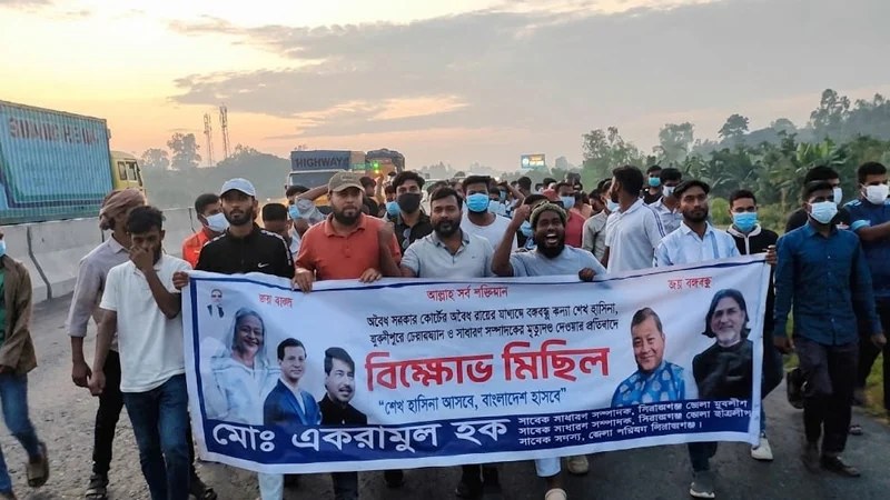 পুলিশের গাড়ির সামনে নিষিদ্ধ যুবলীগের মিছিল