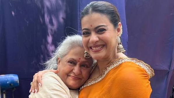 মুম্বইয়ের নর্থ বম্বে দুর্গাপুজোয় জয়া বচ্চন ও কাজলের উষ্ণ আলিঙ্গনের মুহূর্ত।