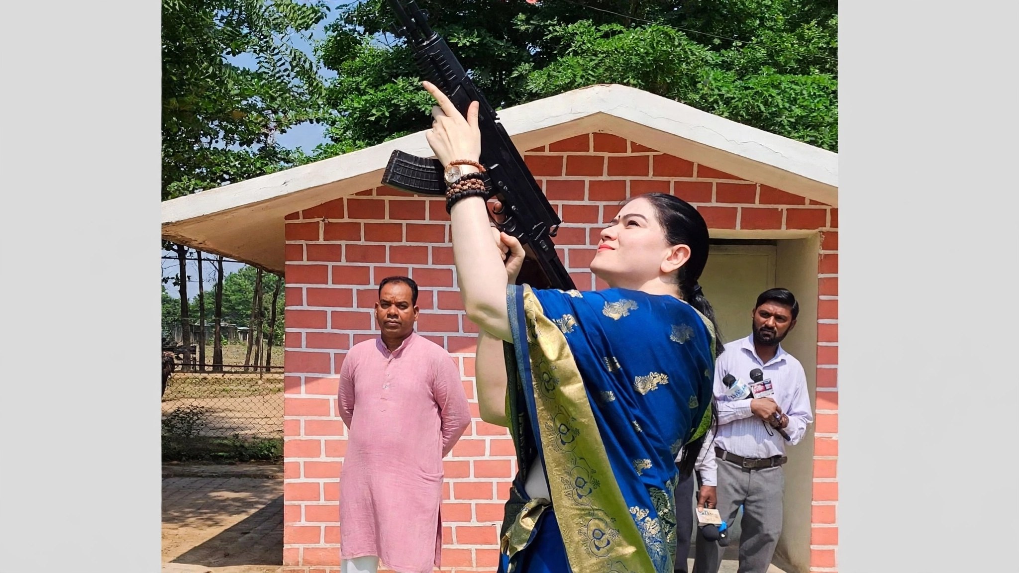 দশেরায় অস্ত্রপুজোর সময় আইপিএস অফিসার অঙ্কিতা শর্মার গুলি চালানোর মুহূর্ত