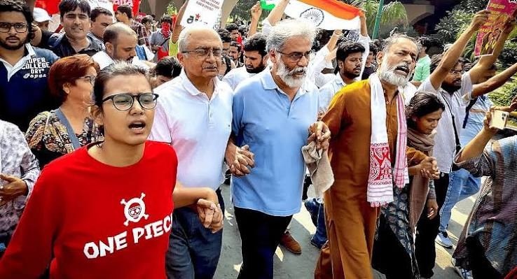 দিল্লিতে যন্তর মন্তরের বিক্ষোভ ঘিরে পুলিশি বিধিনিষেধের প্রতিবাদে পথে ছাত্রছাত্রী, সমাজকর্মী ও নাগরিক সংগঠনের প্রতিনিধিরা। মিছিলের সামনের সারিতে প্রতিবাদীদের ছবি।